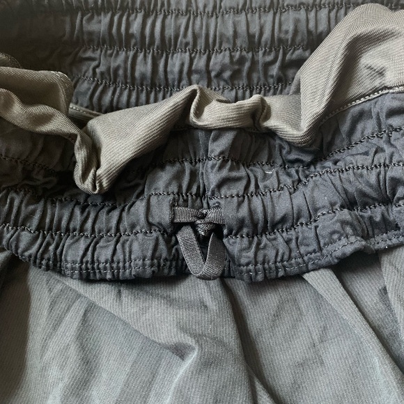 Lululemon Low Rise Tracker Shorts - Picture 6 of 6